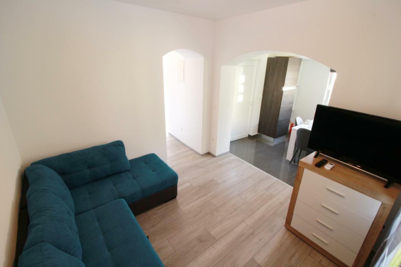 Apartment Sara With Seaview Petrcane Bagian luar foto