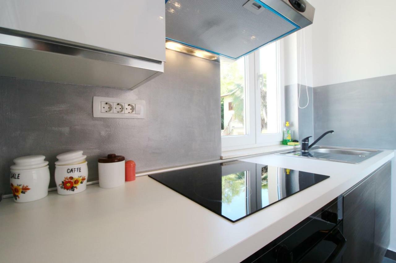 Apartment Sara With Seaview Petrcane Bagian luar foto