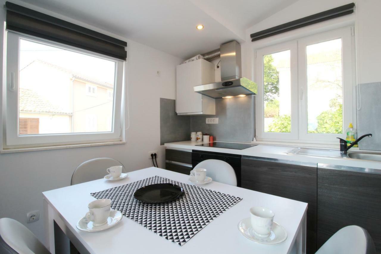 Apartment Sara With Seaview Petrcane Bagian luar foto