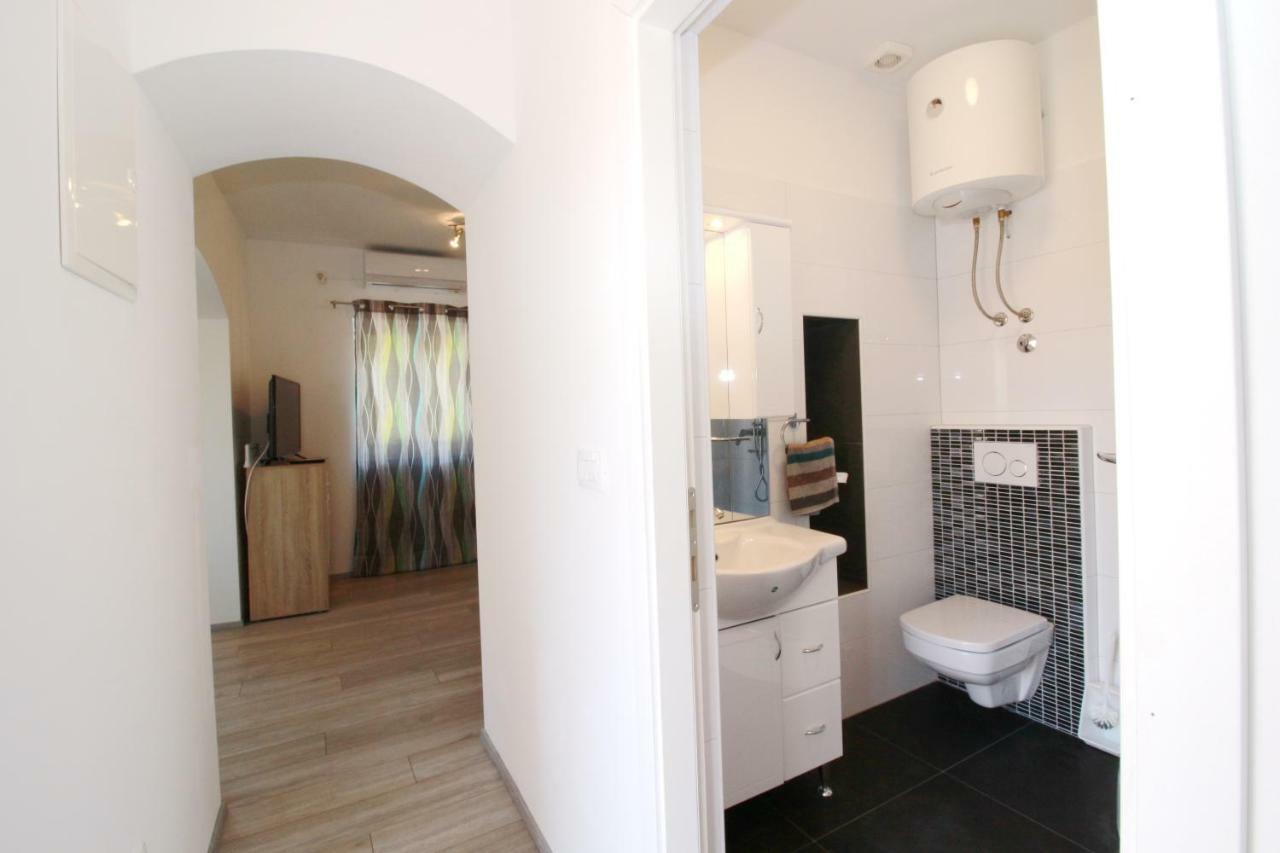 Apartment Sara With Seaview Petrcane Bagian luar foto