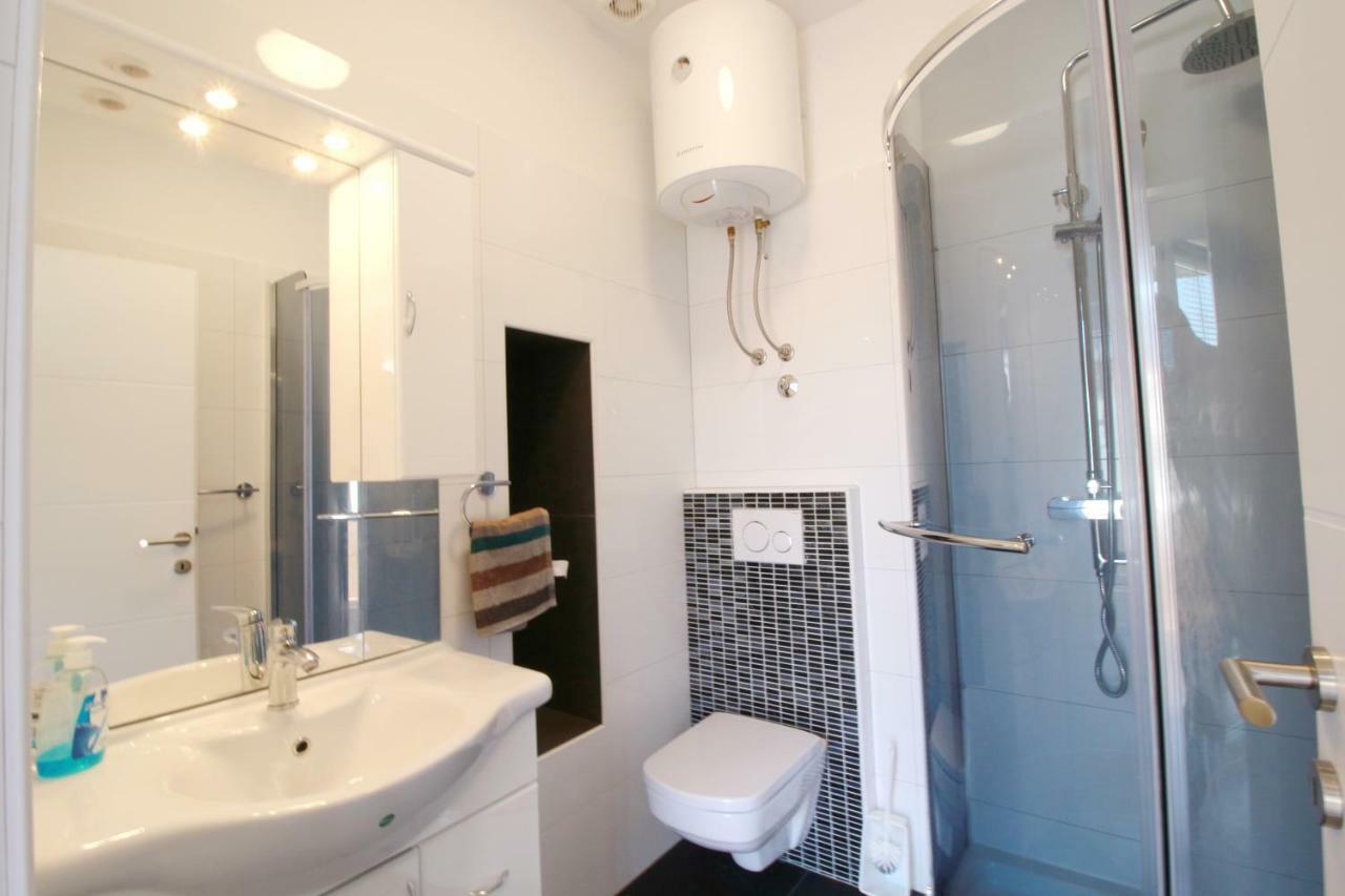 Apartment Sara With Seaview Petrcane Bagian luar foto