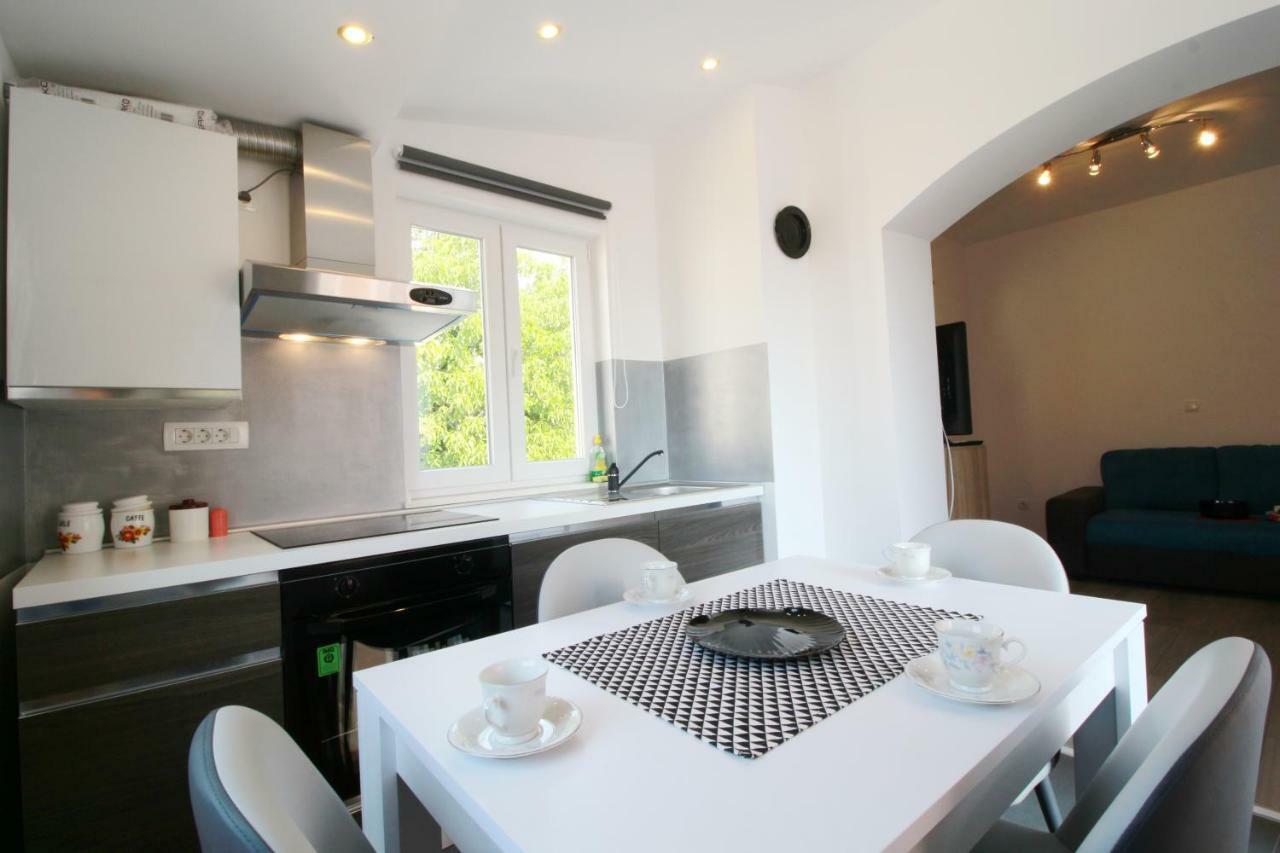 Apartment Sara With Seaview Petrcane Bagian luar foto