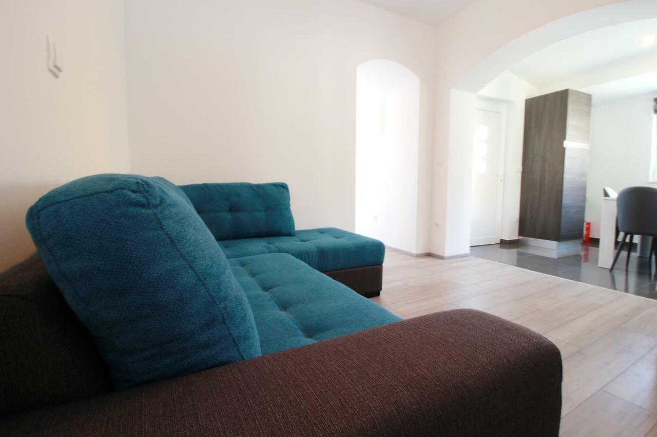 Apartment Sara With Seaview Petrcane Bagian luar foto