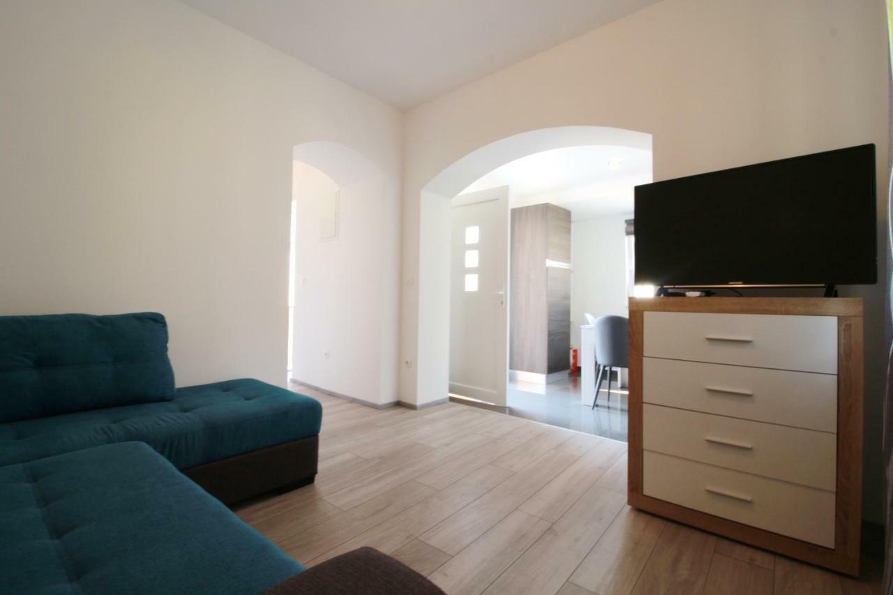 Apartment Sara With Seaview Petrcane Bagian luar foto