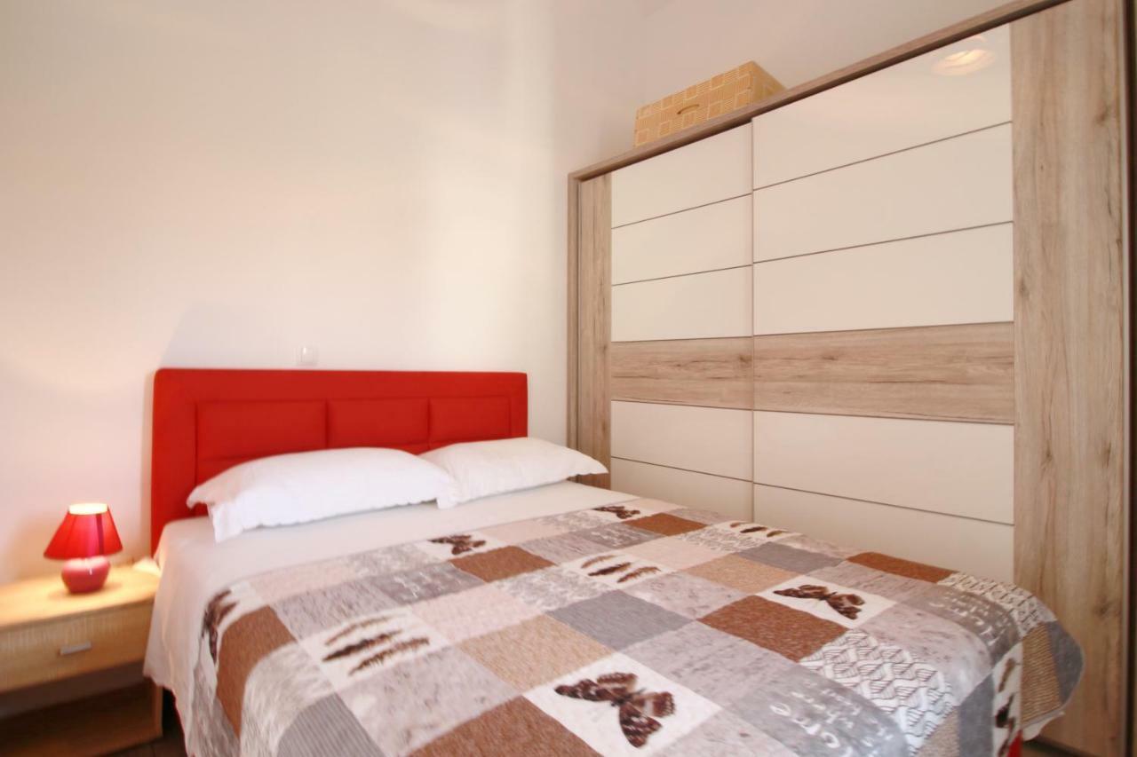Apartment Sara With Seaview Petrcane Bagian luar foto